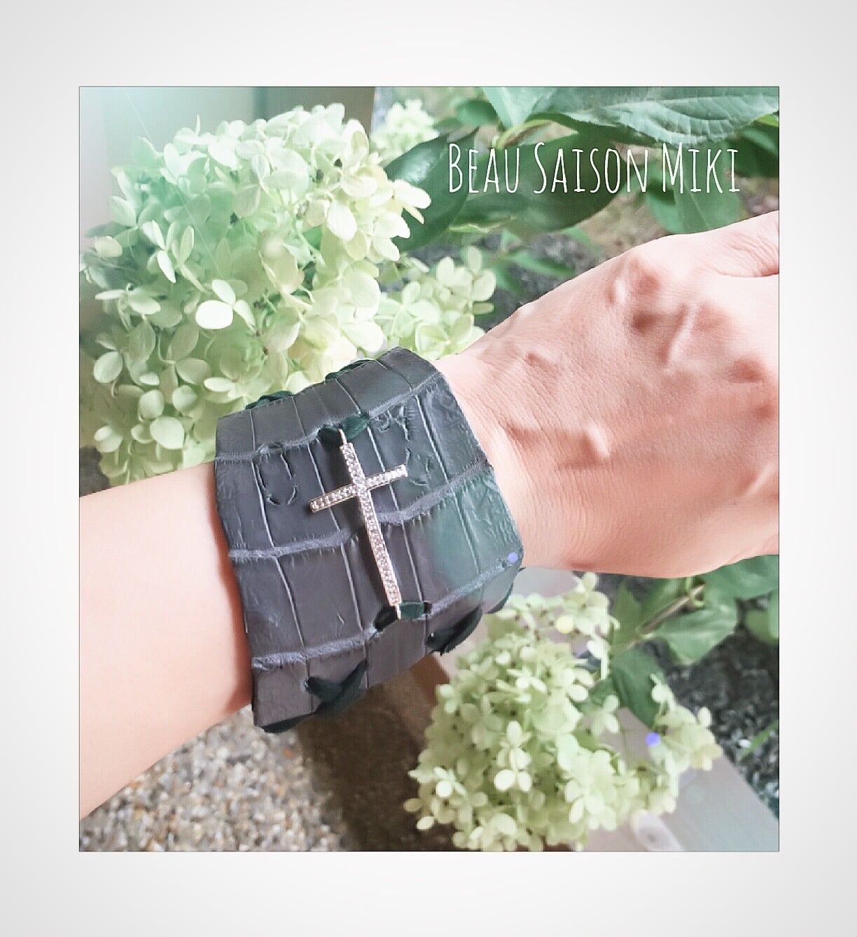 Bracelet of crocodile leather with cross ornament black | Beau
