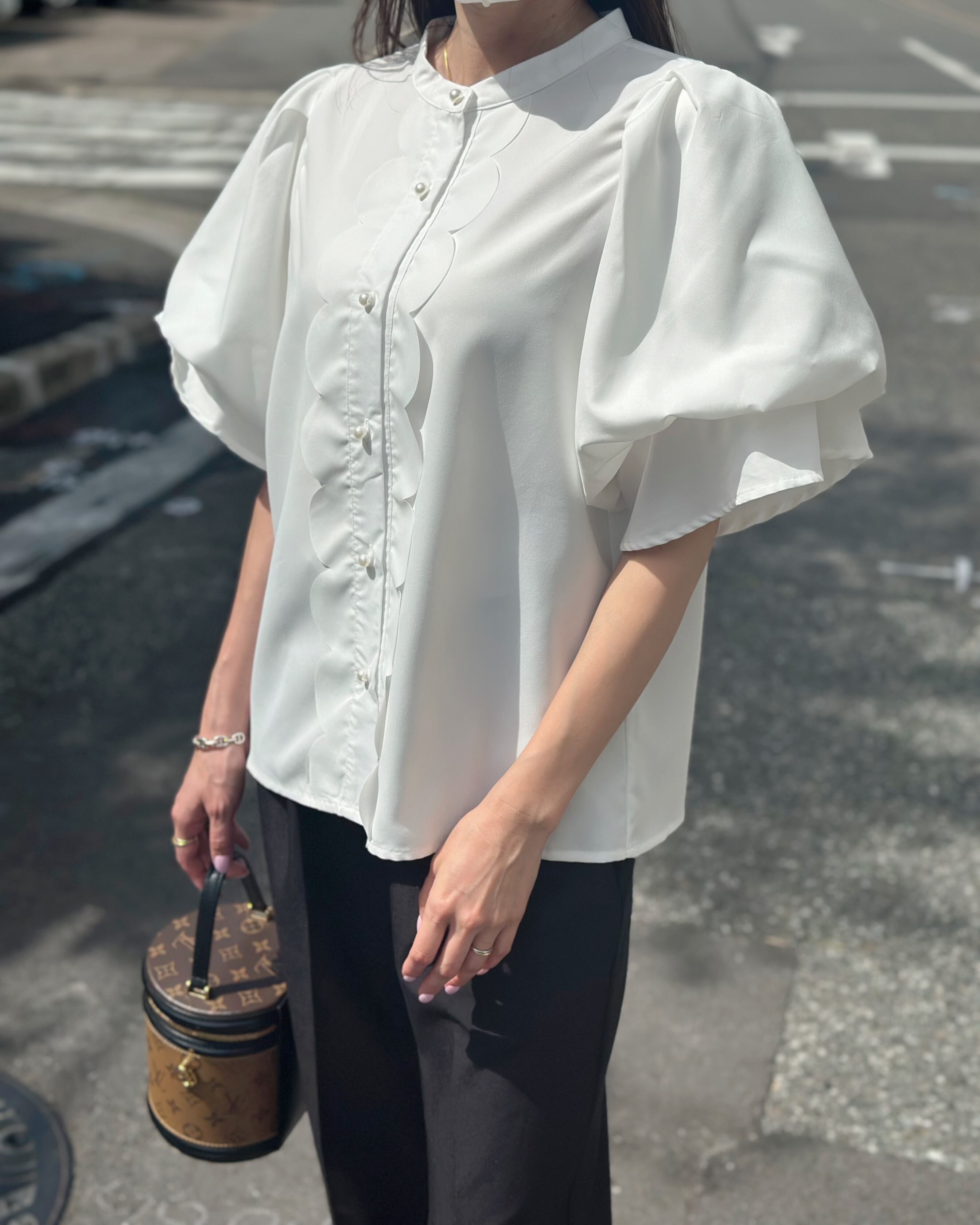 ◆即納◆スカラップパールボタンボリュームブラウス(ネコポス対応)(ご注文から1-4営業日でお届け)