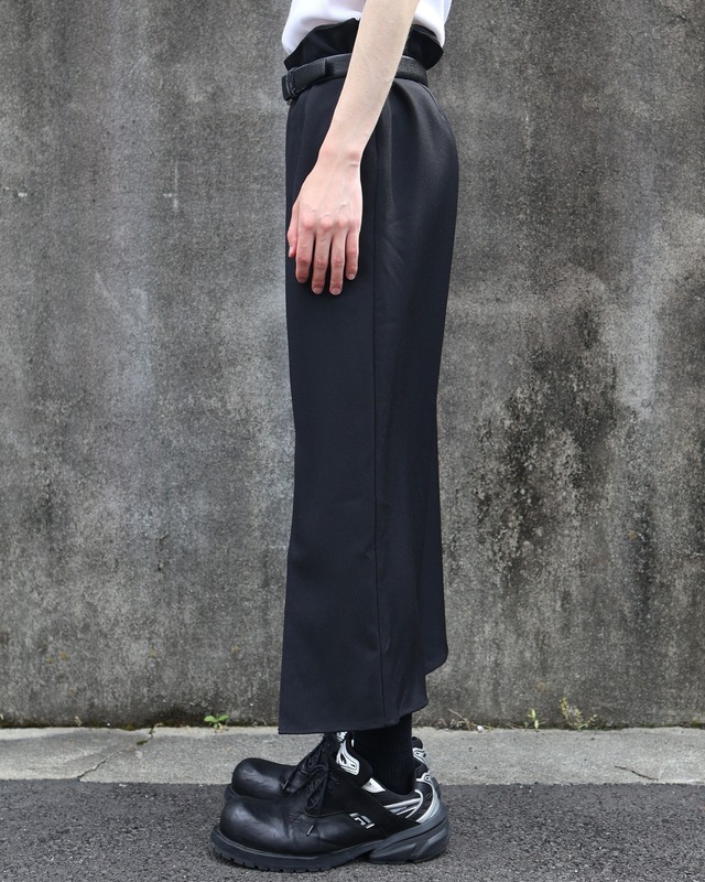 Asymmetrical knee slit shorts