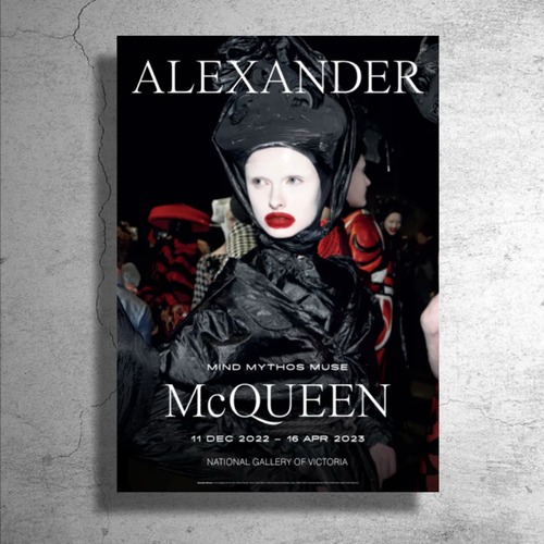 ファッションデザイナー「アレキサンダー・マックイーン」2022年回顧展ポスター