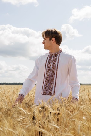 ウクライナ刺繍ヴィシヴァンカ（白）クロスステッチ手刺繍　Mサイズ　メンズ