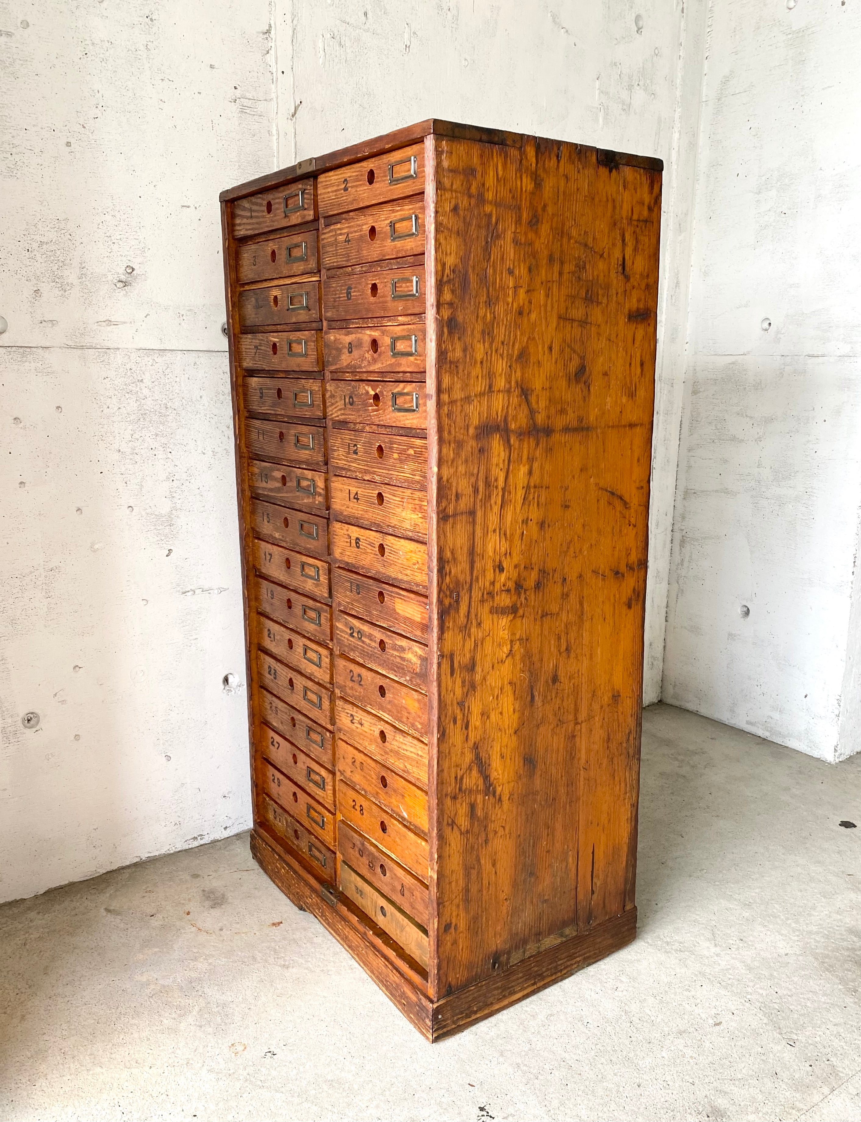 存在感のある32杯の収納棚[古家具] | giraffes craft