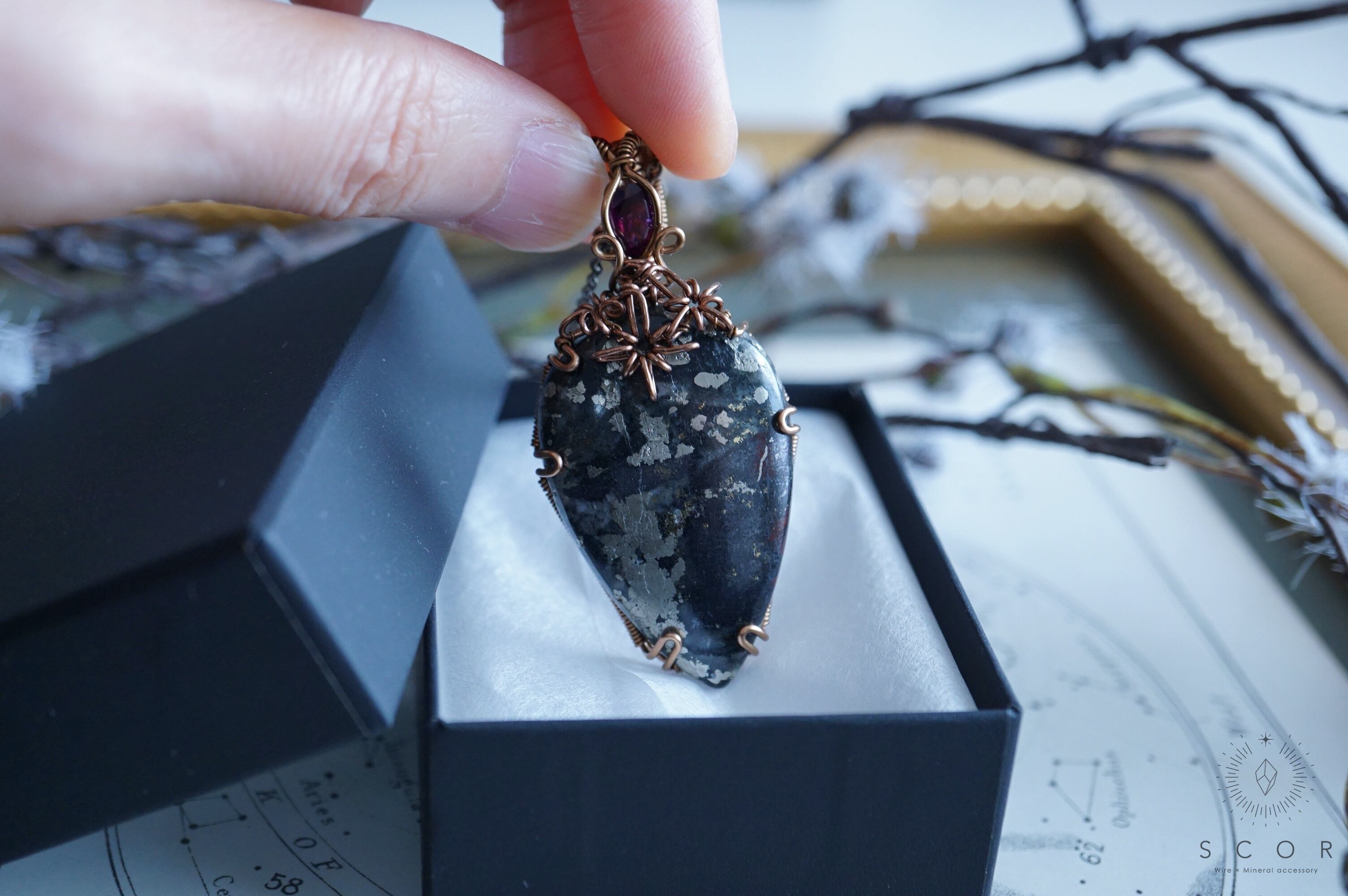 【動画あり】Two stars - 銀箔星・薔薇色星・三連星(pt447-mr-gm) (マトリックスパイライト ロードライトガーネット ペンダントトップ)