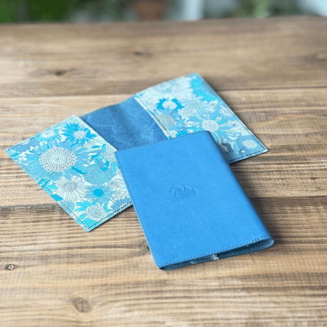 ブックカバー おしゃれ かわいい フリーサイズ 手帳カバー 革 文庫本 新書 B6判 46判 A5判 ブルー リバティ クリスマス