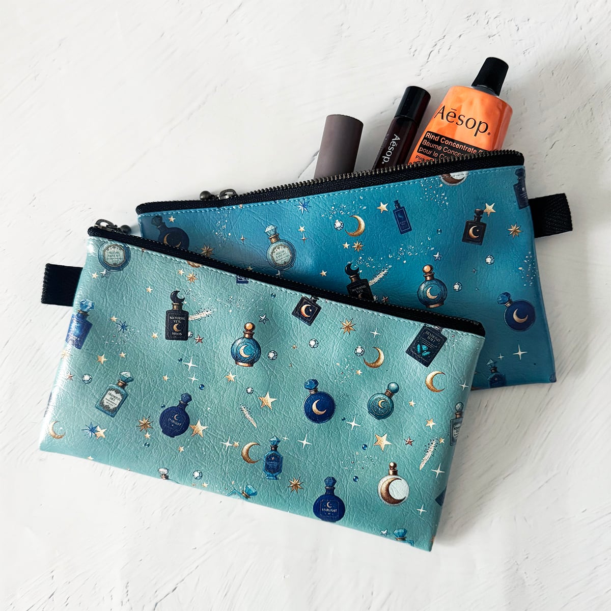 【SALE】【ポーチ・小物入れ】星空香水瓶 アンティーク瓶総柄 フラットポーチ | 平ポーチ ペンケース