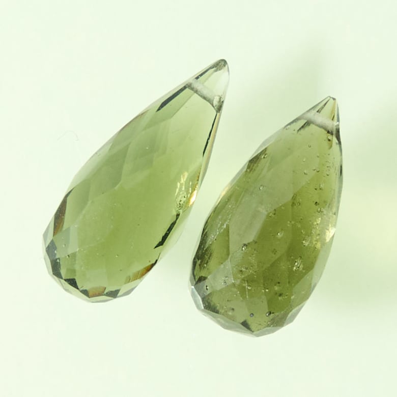 【稀少石】(ペア) モルダバイト 3.70ct/ブリオレットカット/穴あり【チェコ共和国】nmod-0028