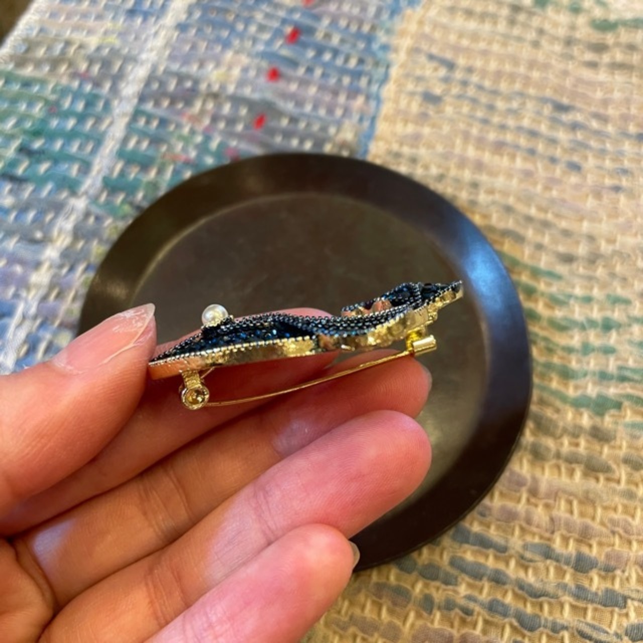 TOPANGA Jewelry Bijou art brooch Whale (Large) / ビジューアートブローチ クジラ 大 プレゼント プチギフト ジャケット 帽子 バッグ ニット キラキラ アクセサリー かわいい ファッション小物