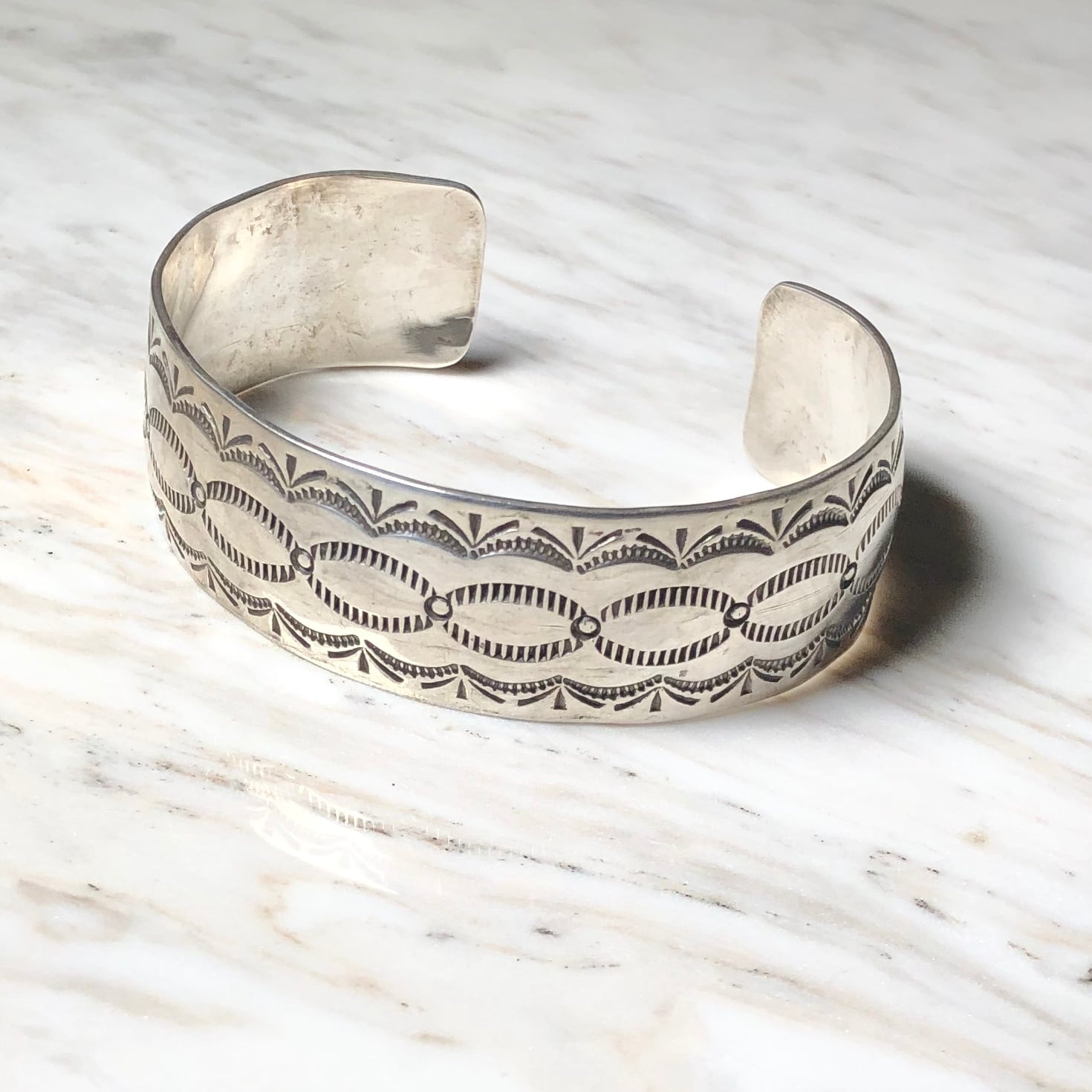 BENSON SHORTY silver stamp bangle | NOIR ONLINE