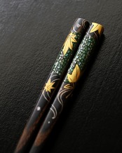 丸窓　春緑紅葉　螺鈿
