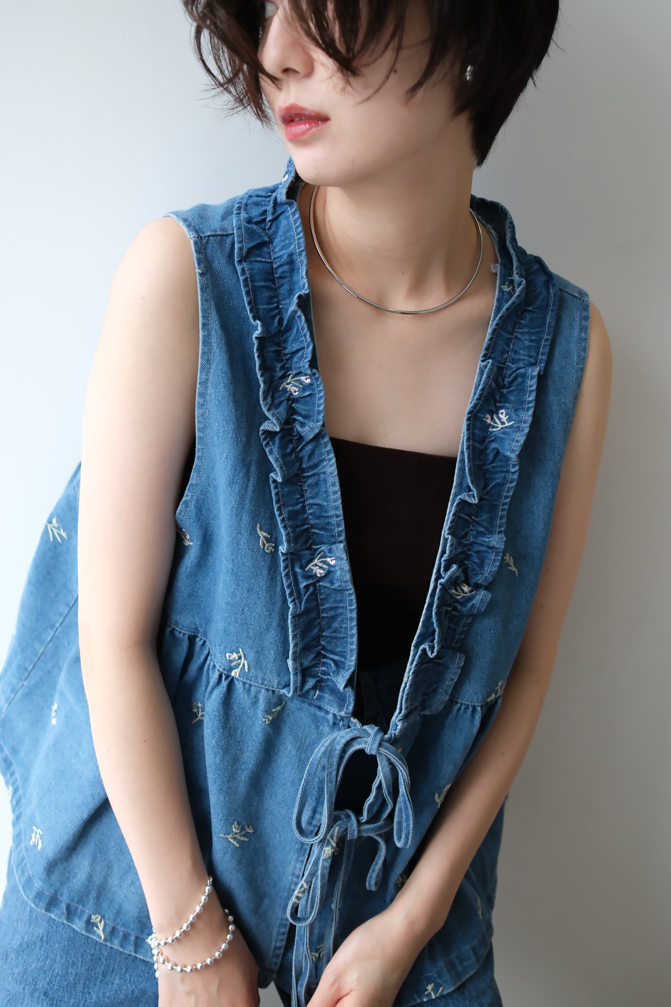 Ruffled Embroidery Denim Vest フリルエンブロイダリーデニムベスト