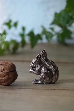 大事にナッツを抱えるリス-vintage cast iron squirrel objet