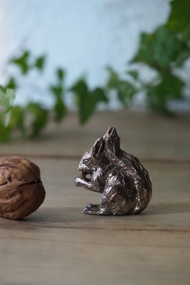 大事にナッツを抱えるリス-vintage cast iron squirrel objet
