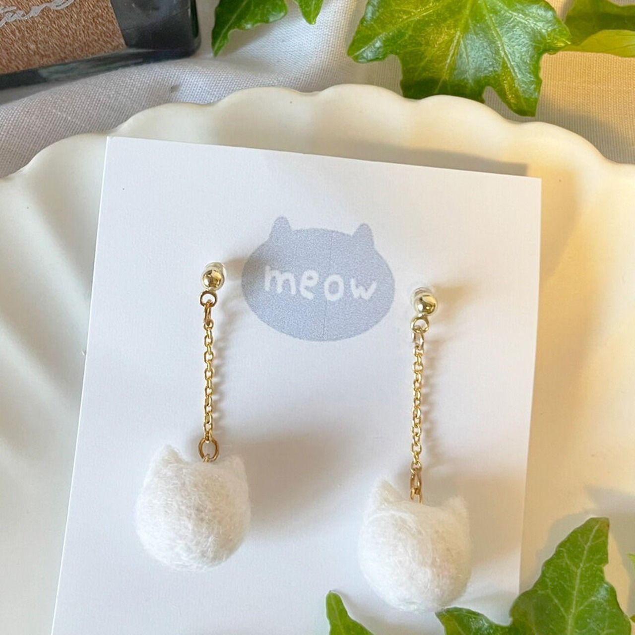 【ハンドメイド,アクセサリー(白猫/ピアス)】コロンと可愛い羊毛からできた猫型ピアス♪