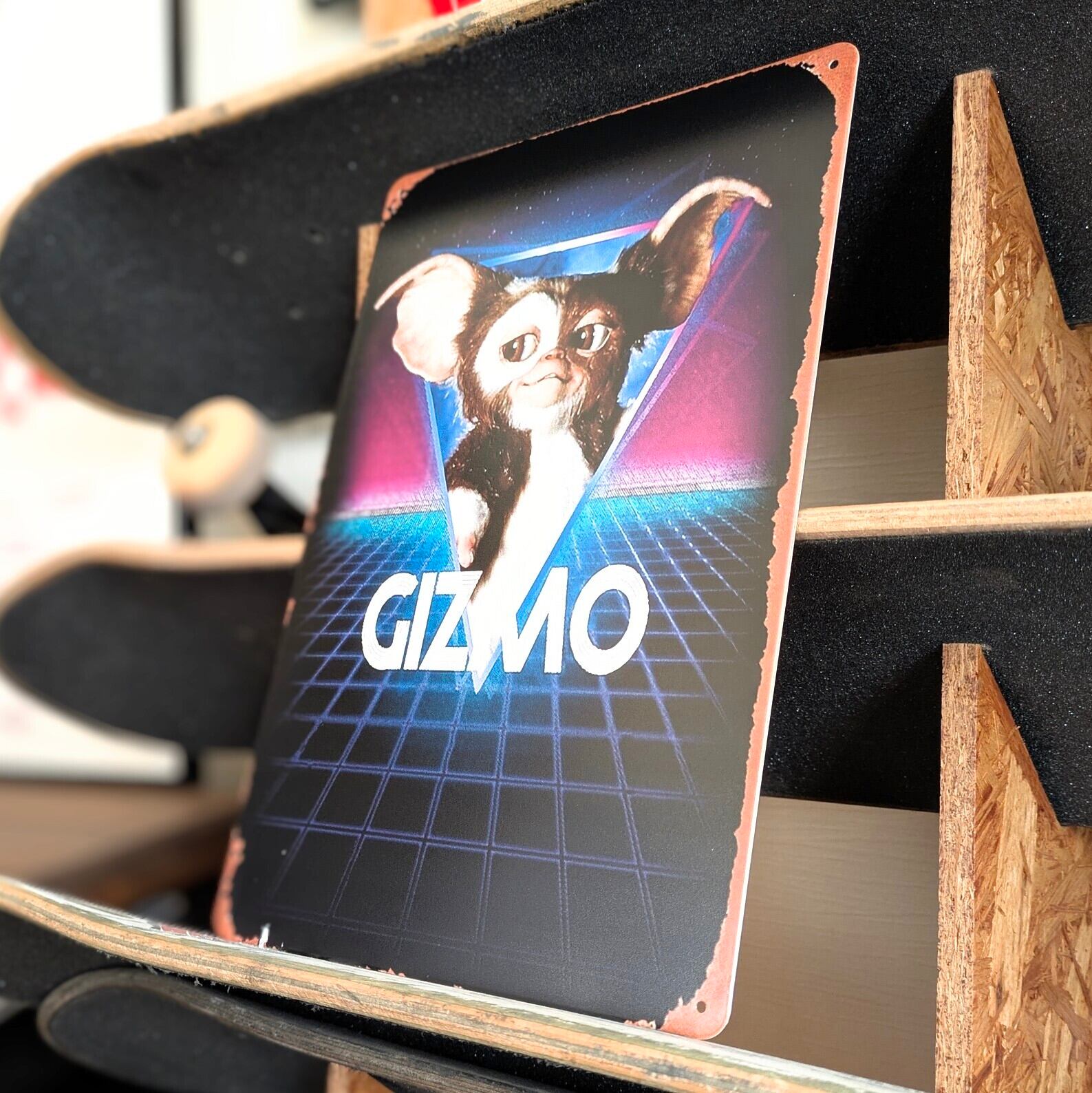 送料無料！ちょうどいいブリキ看板【 Gremlins （ グレムリン ）】ギズモ 『 GIZMO 』 METAL SIGN / メタルサイン / ブリキ看板 / サインボード / ビンテージ加工 〚アメリカン雑貨 アメトイ〛