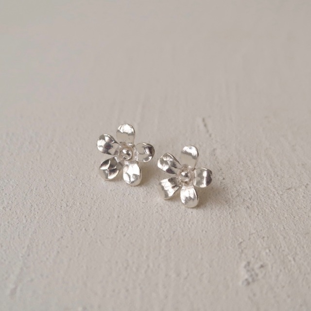【カレンシルバー】つやつやなお花のピアス
