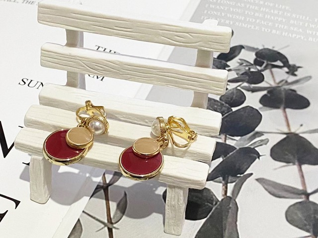 イヤリング　サークル　重ね　一粒パール　レッド＆ベージュ　ノンホール　クリップ式