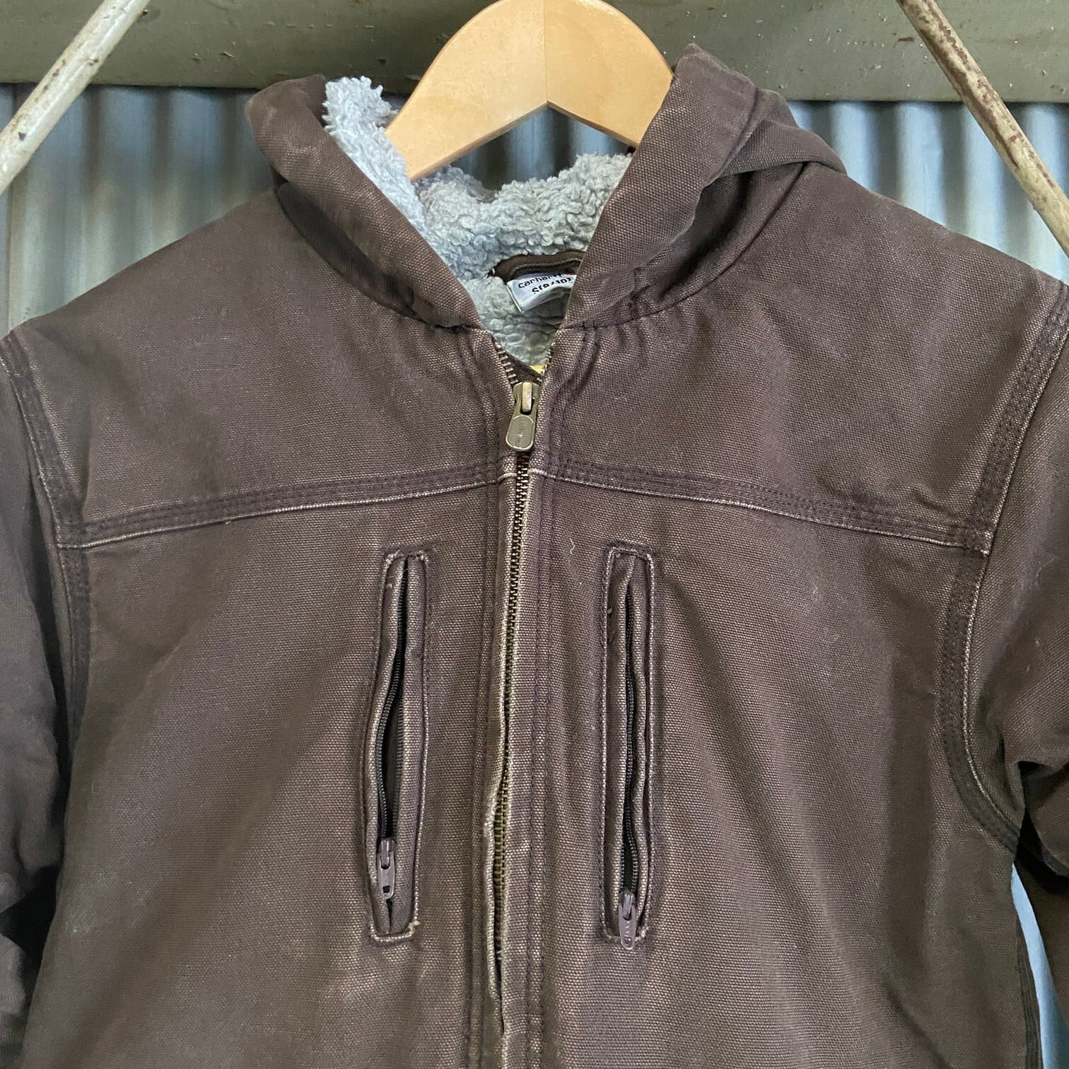 Carhartt カーハート ダウンジャケット　グレーベージュ　XL 刺繍ロゴ カーハート】ダウンジャケット アウター メンズ (Carhartt/ダウン