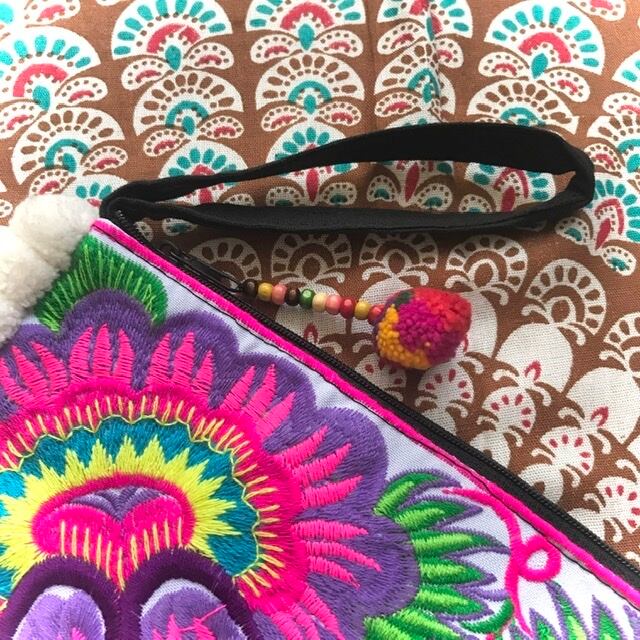 モン族 刺繍 ポンポン クラッチバッグ -cerah*- | Poppin' marché