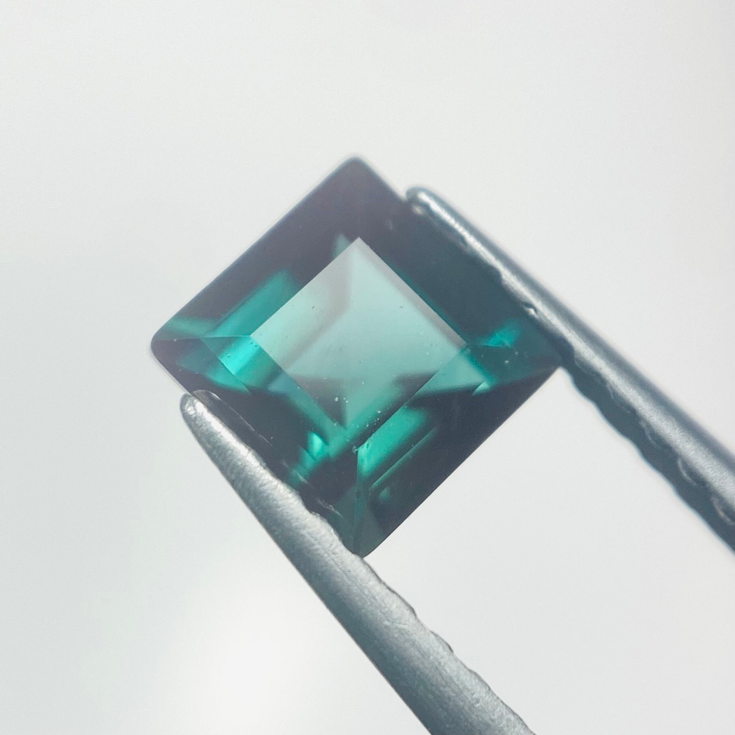 多色性が魅力的なグリーンアンデシン