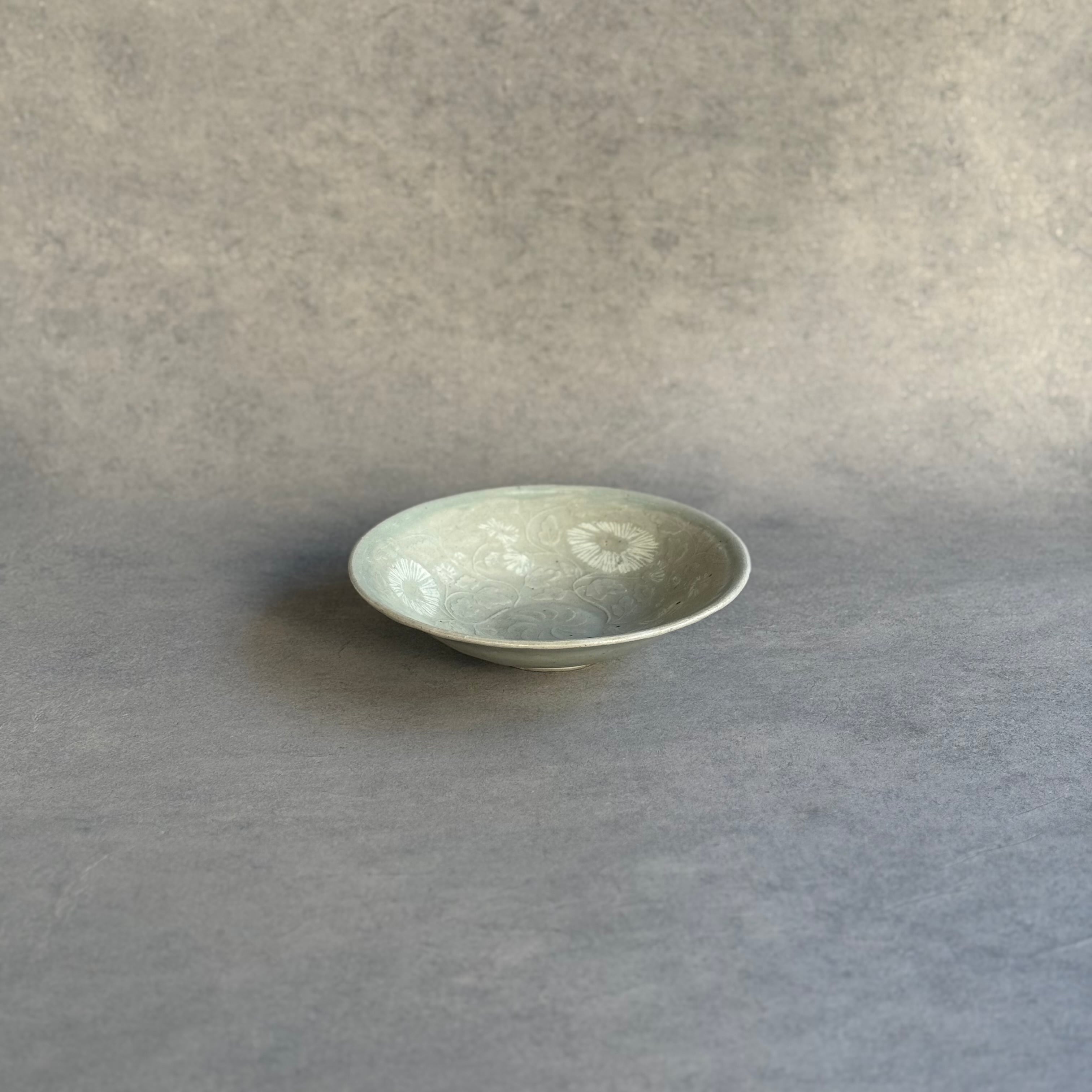 日高伸治   青白磁  印花象嵌菊文碗