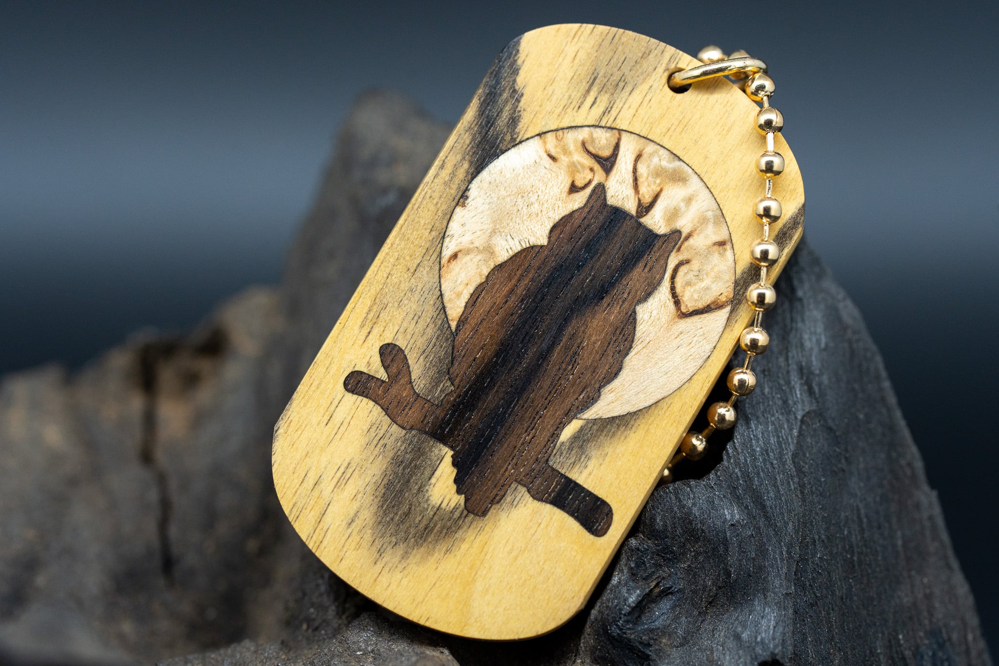 【魅惑の黒い紋様】 黒柿 ドッグタグ 象嵌 夜とミミズク