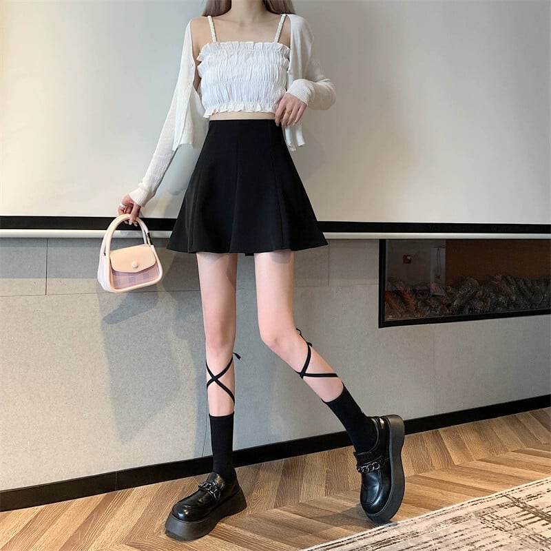 【大人気】JADEDLONDON/selfridges プリーツスカート ブラック 夏の小柄な黒のプリーツスカートの女性、股間をカバーする短い