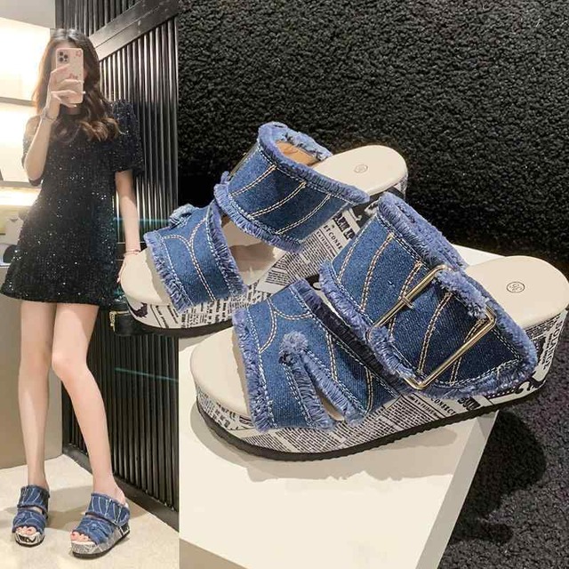 サンダル デニム ウエッジソール かっこいい 厚底 スリッポン ミュール ベルトデザイン 新聞 雑誌風 ブルーデニム 切りっぱなし フリンジ加工 かわいい 個性的 春夏 シューズ 韓国系 女子 きれいめ ハイヒール ウエッジヒール 脚長 くつ クツ