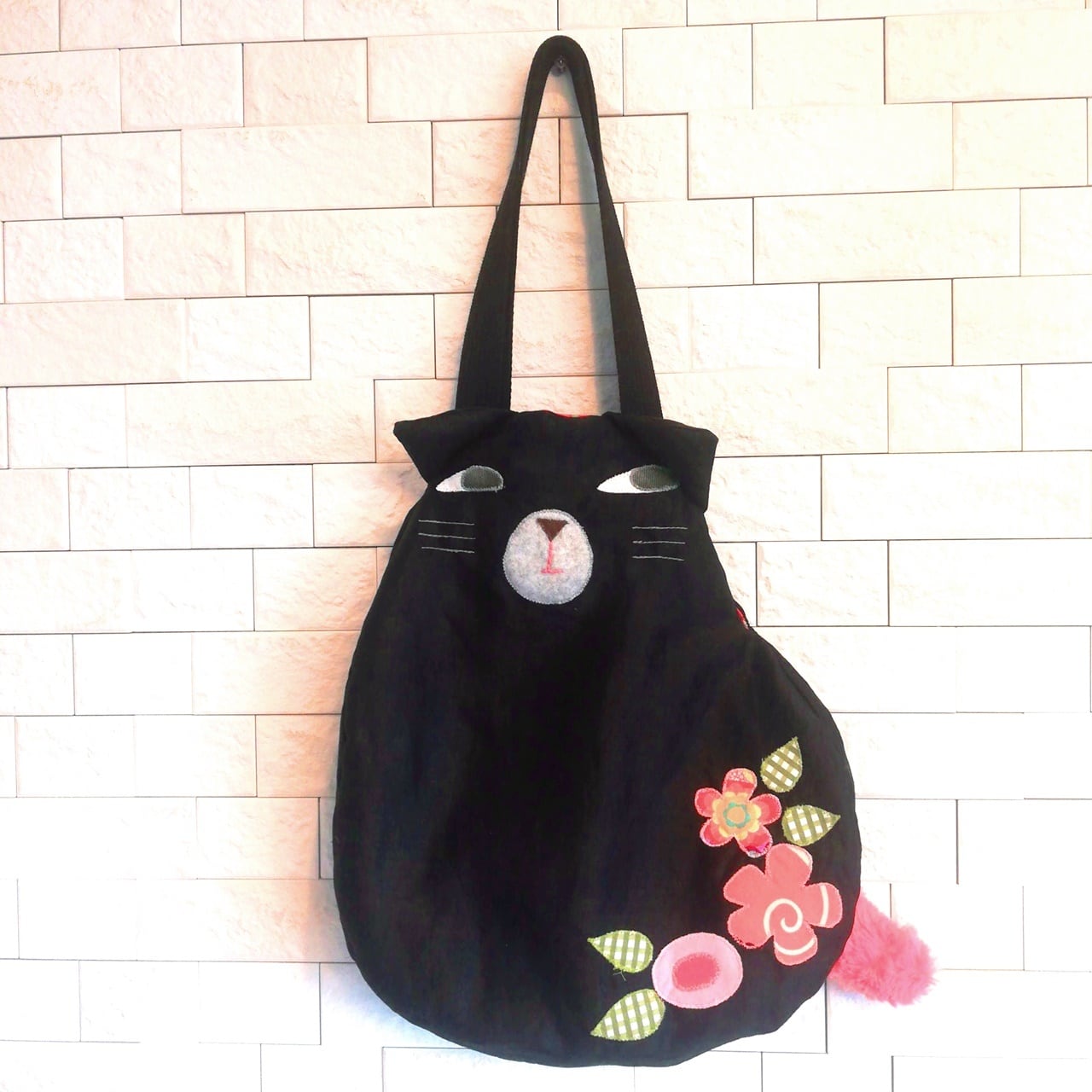 トートバッグ “猫さんそのもの”バッグ 黒猫 お花アップリケ リネン細
