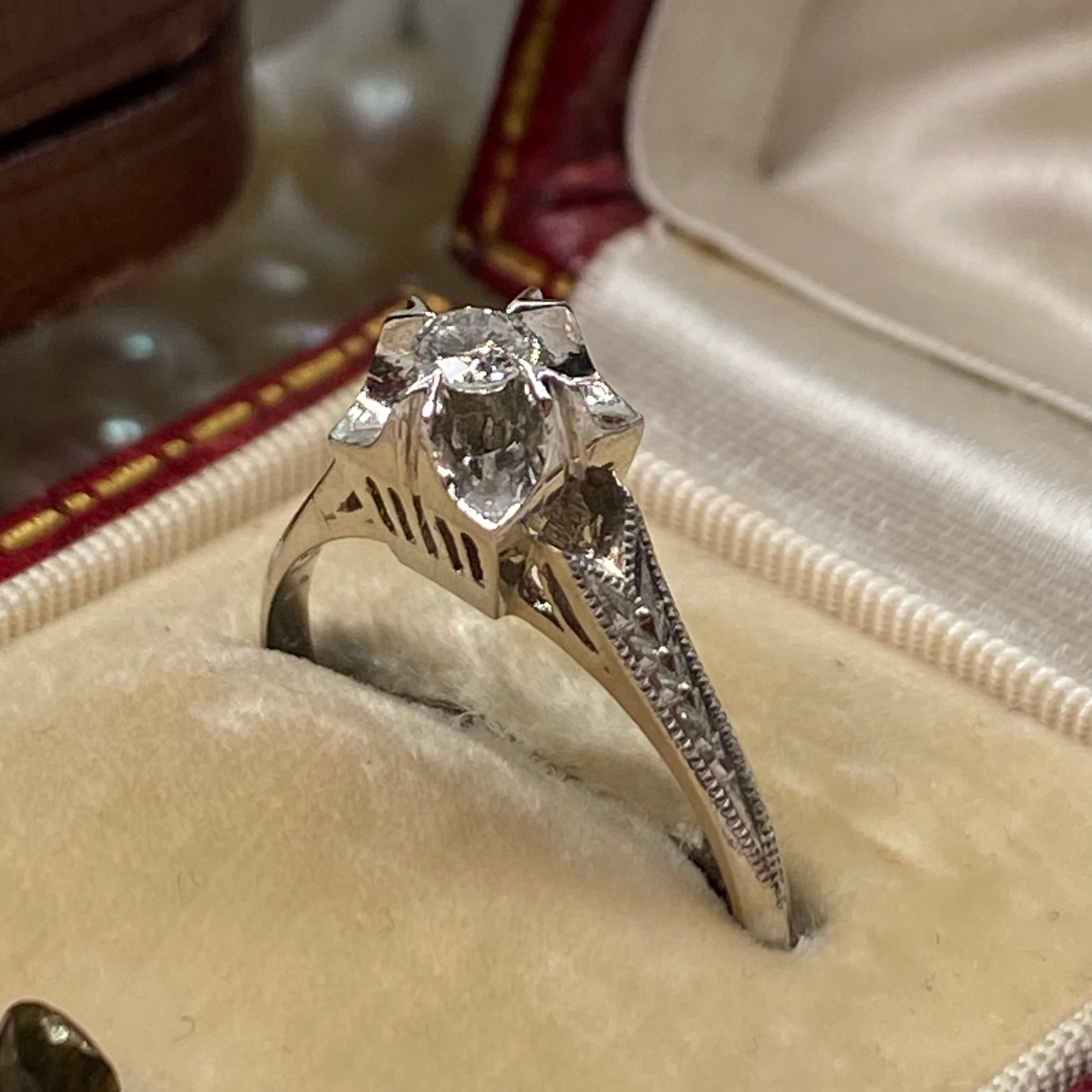 昭和レトロリング✨珍しい箱爪と繊細な和彫りが素敵なダイヤモンド