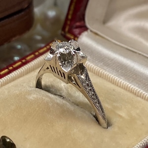 昭和レトロリング?珍しい箱爪と繊細な和彫りが素敵なダイヤモンドリング?