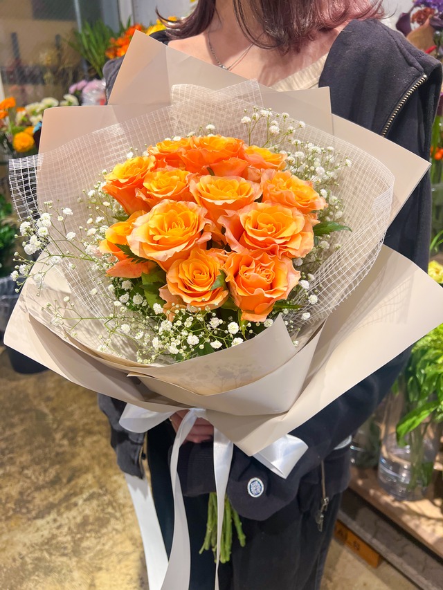 オレンジ薔薇12本とカスミソウのブーケ