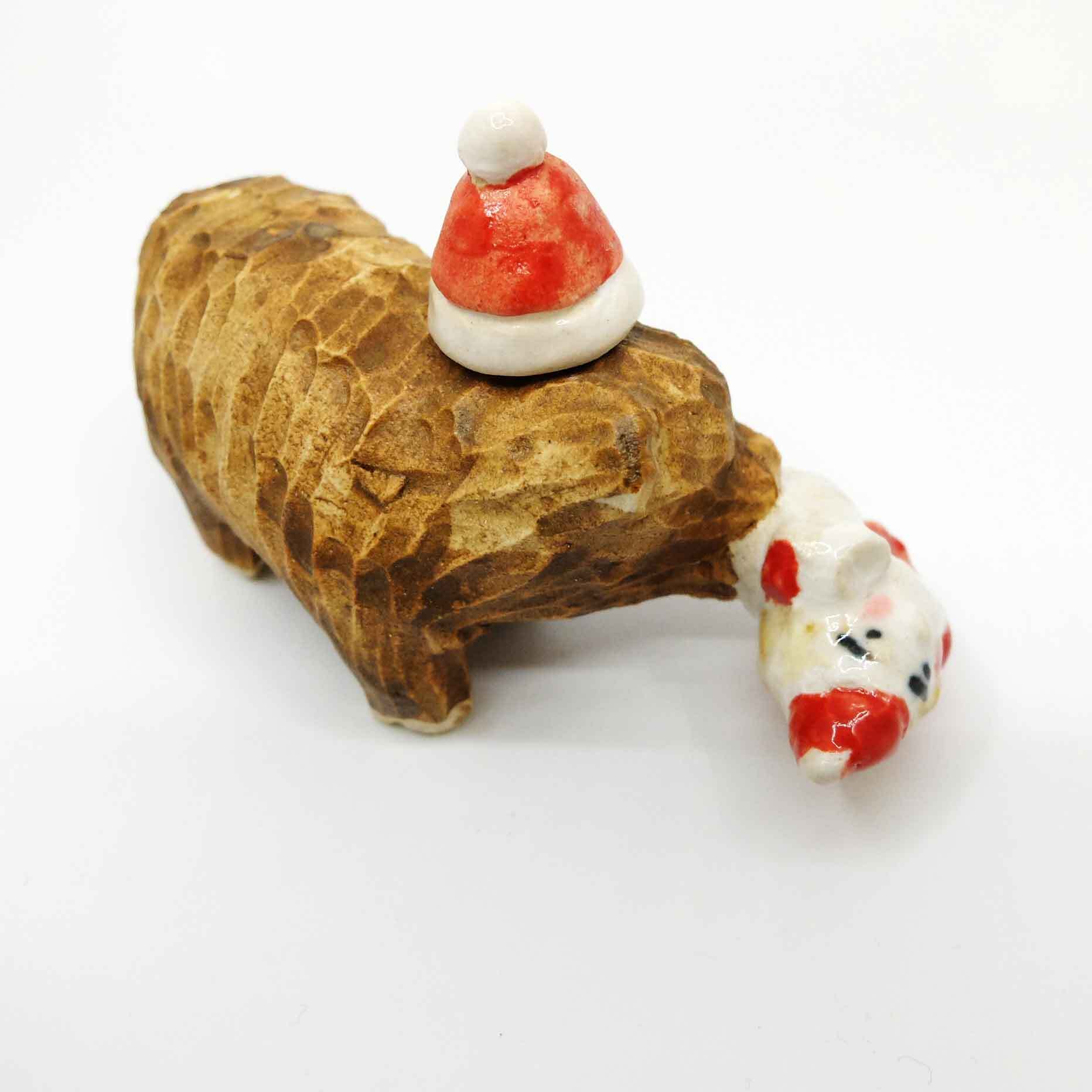 木彫り熊(クリスマス)の置き物 / すずきたまみ / 陶芸作品