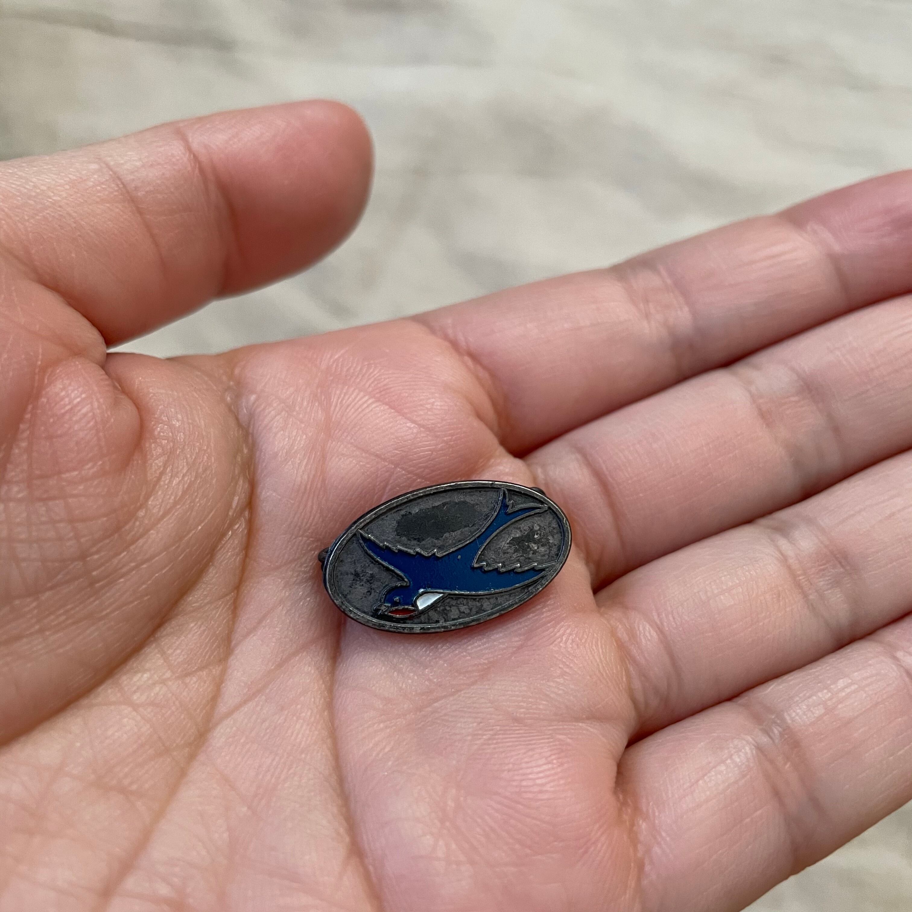 ツバメのピンバッジ