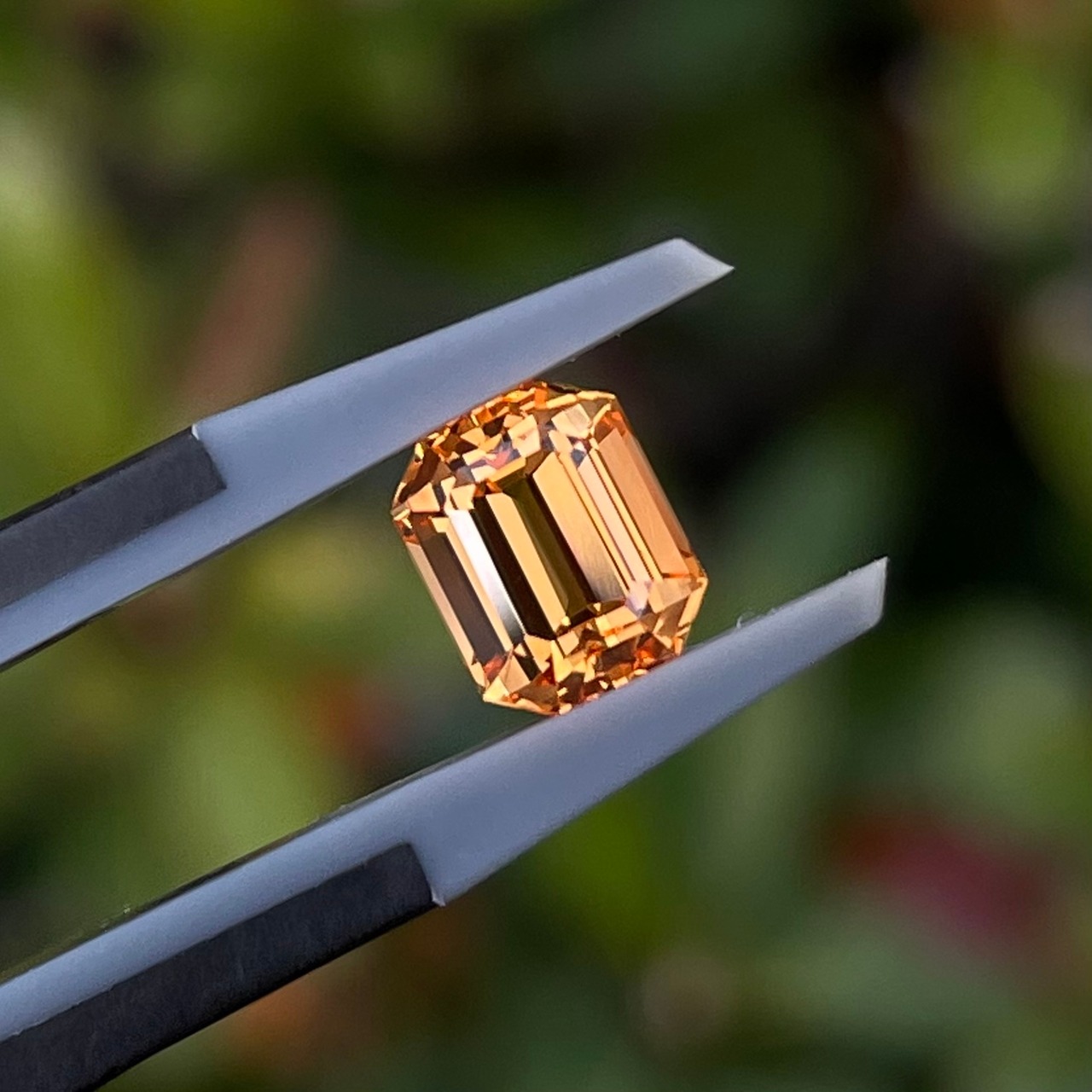 マンダリンガーネット 6.4x5.2mm, 1.42ct - ナイジェリア産