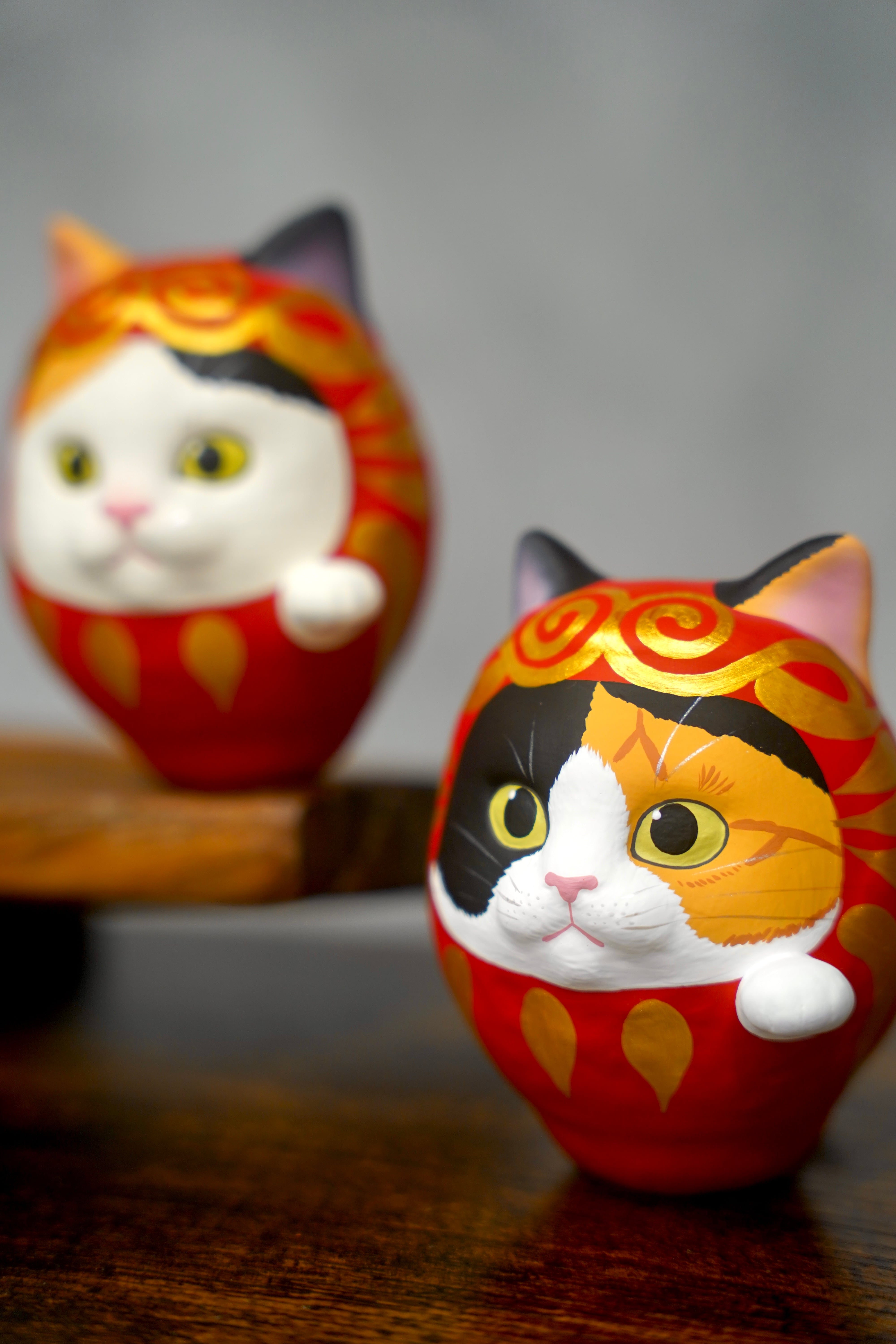 猫だるま【三毛（オカメ）】左手 | だるま屋 るもん