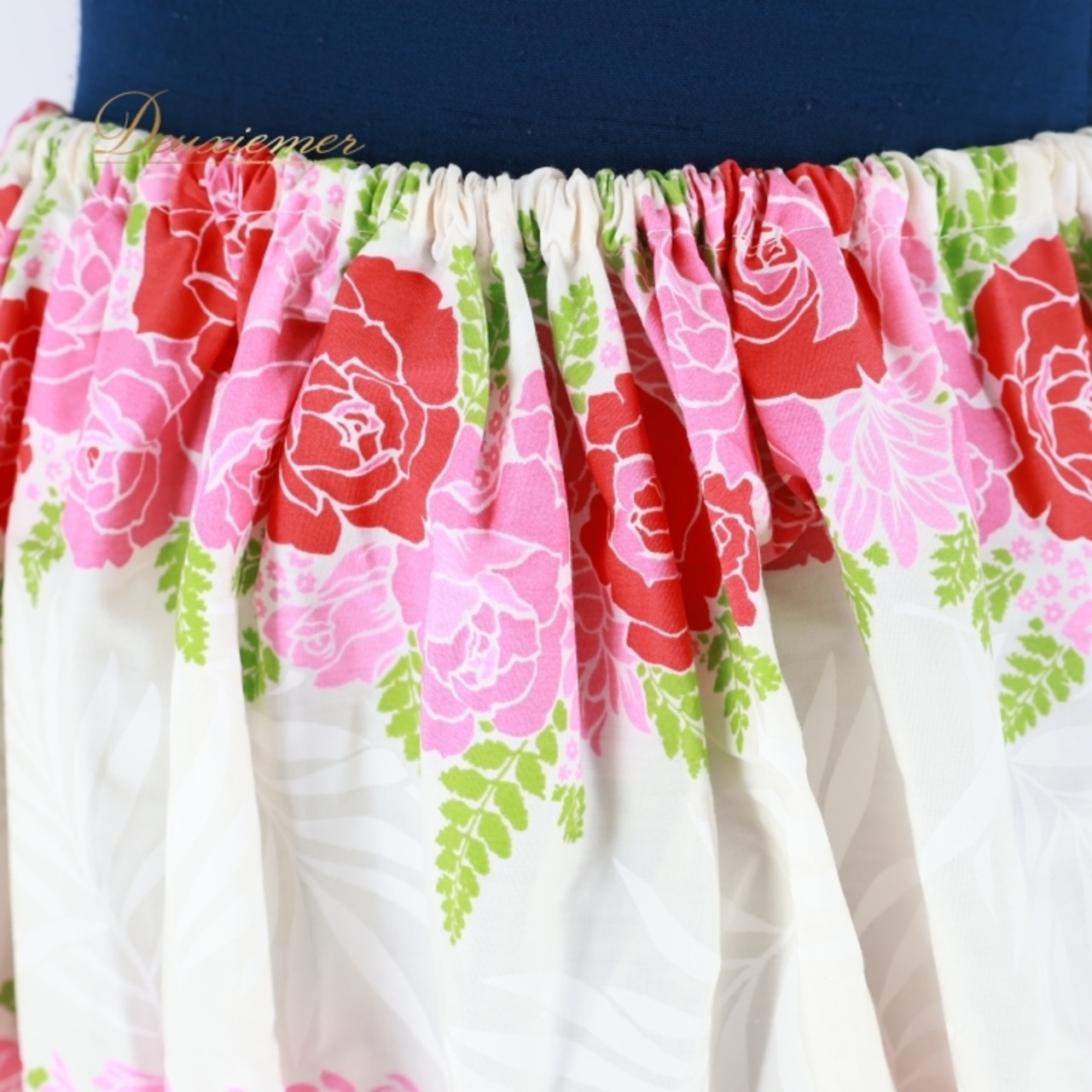 フラダンス 衣装 パウスカート ホワイト系 白 花柄 フラワー バラ フラワープリント レッスン 練習 シングル かわいい 華やか おしゃれ 薔薇 レッド系 ピンク系 グリーン系 赤 緑 黄緑 フラ ダンス 花柄スカート フラダンスレッスン おしゃれ服 レッスン用スカート フラワープリントスカート 薔薇デザイン スカート 可愛いスカート フラダンス衣装