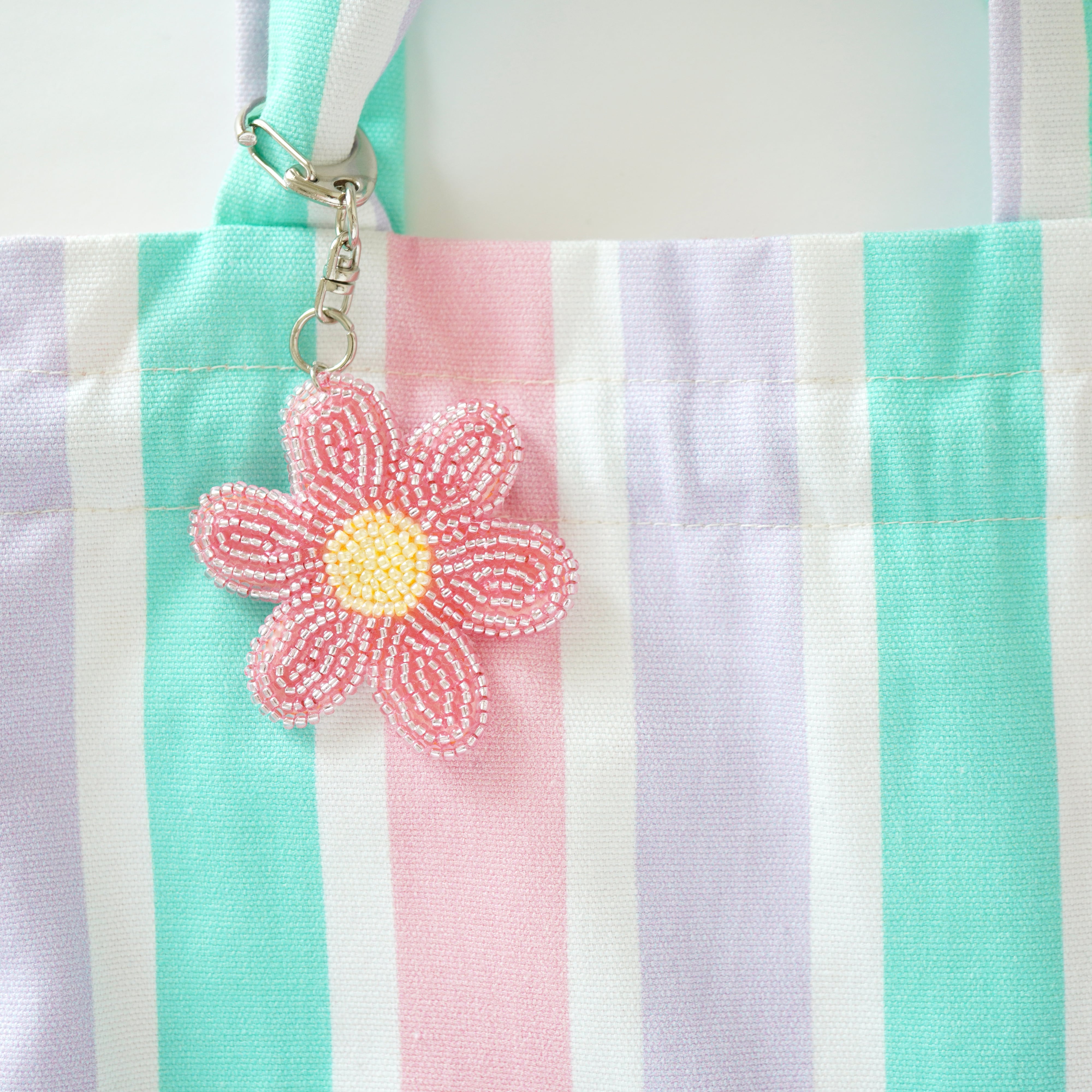 フラワーバッグチャーム(ピンク) ビーズ刺繍キーホルダー