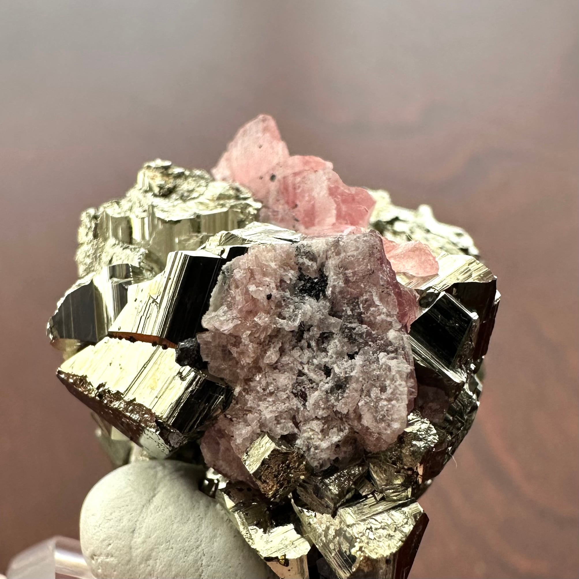 ロードクロサイト / パイライト【Rhodochrosite with Pyrite】中国産