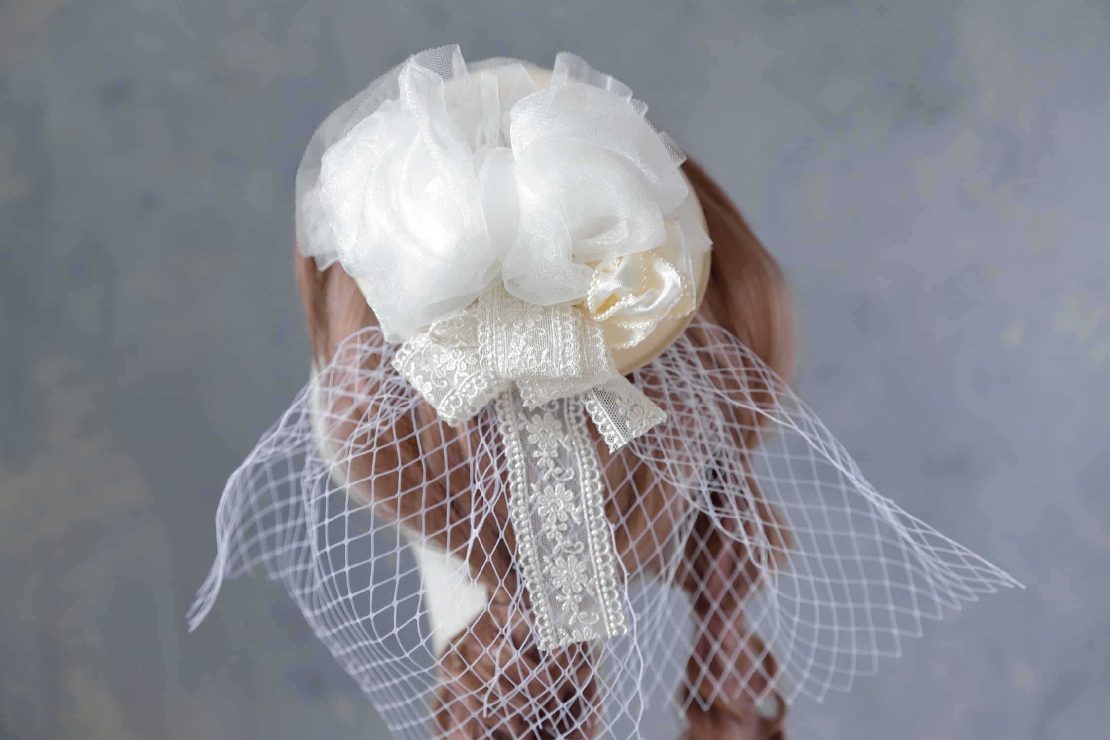 ウェディングホワイト×グレー チュールリボン付き ヘッドパーツ 髪飾り 結婚式 卒業式 袴