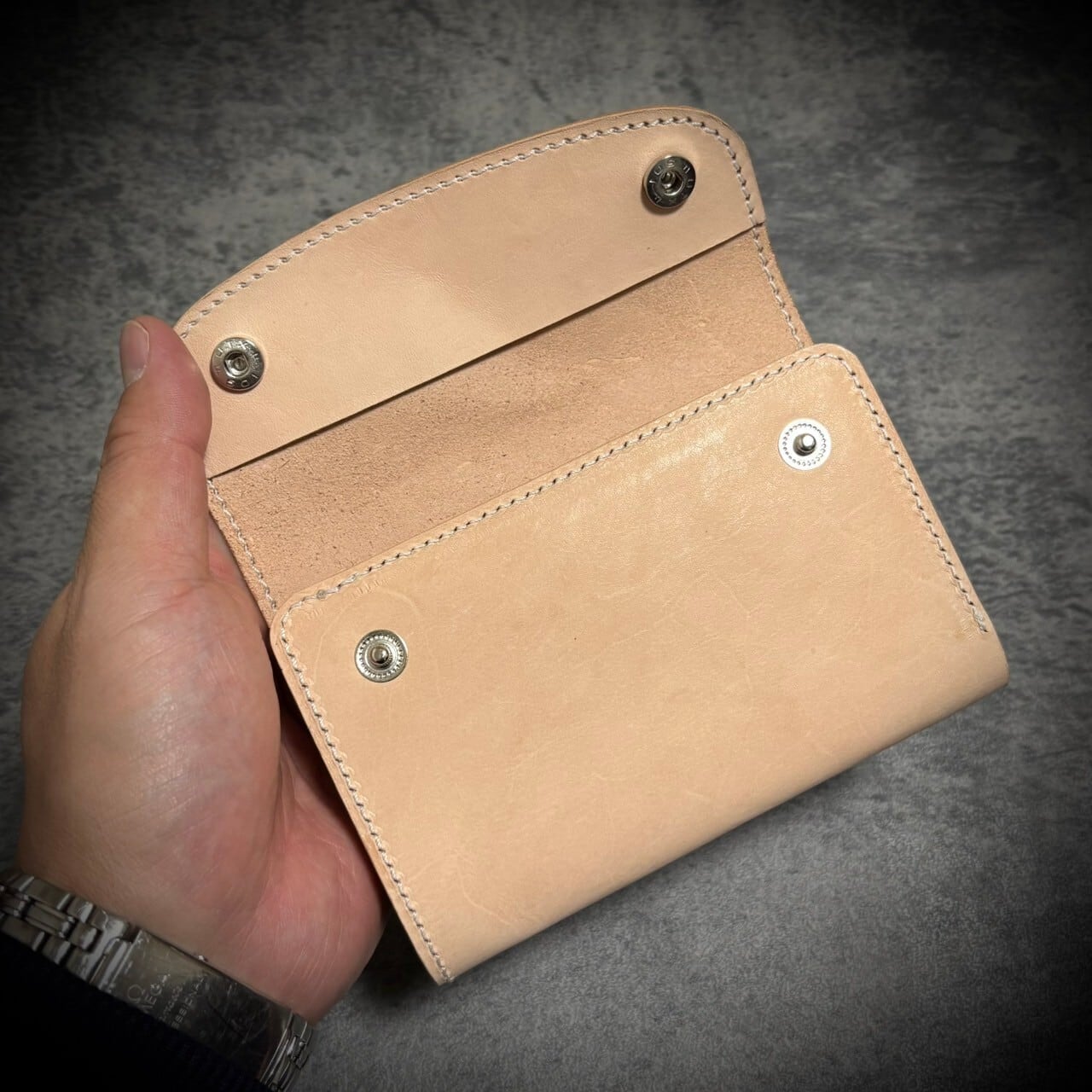 経年変化を楽しむ ミドルウォレット 総手縫い 三つ折り 財布 経年変化を楽しむ ミドルウォレット 総手縫い 三つ折り 財布