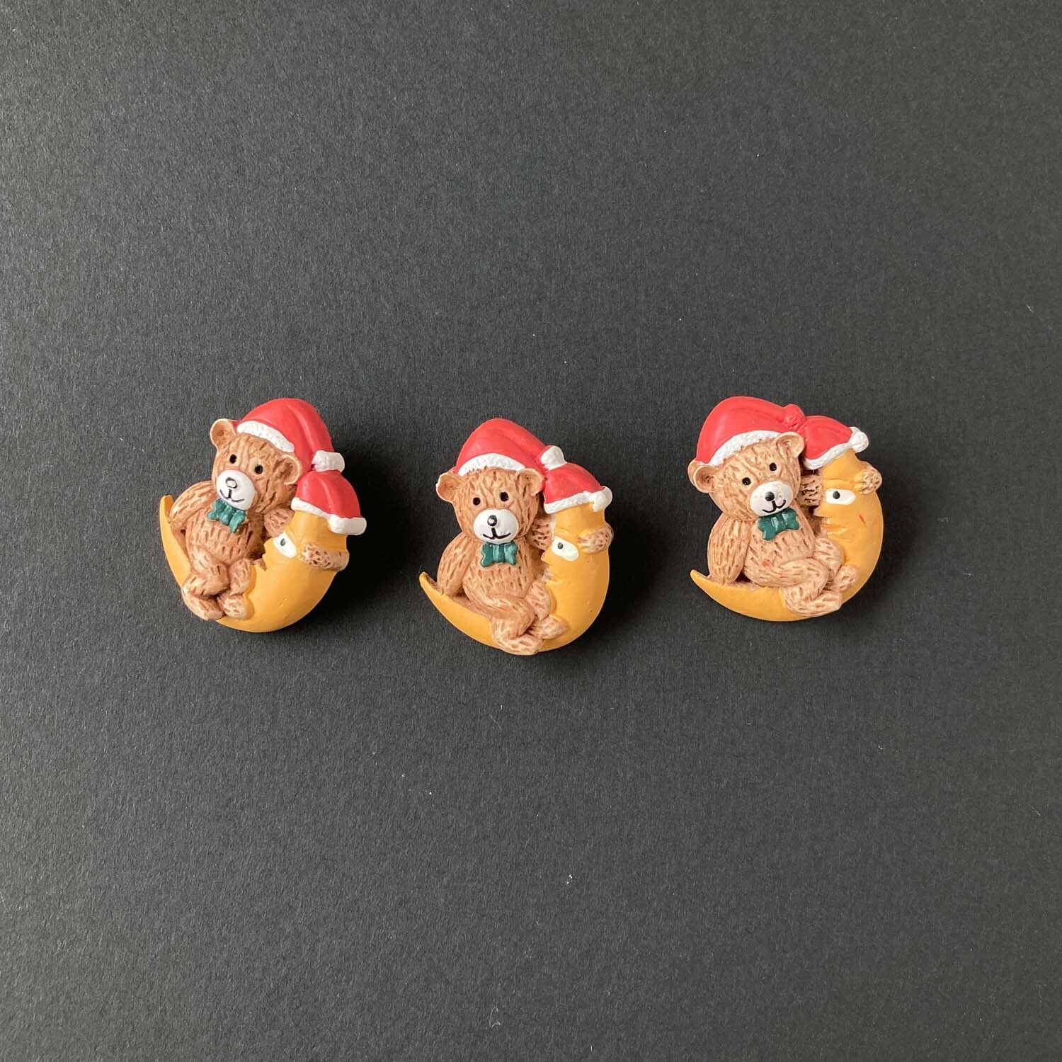 サンタ帽子を被ったクマと月のフランスボタン(31mm)