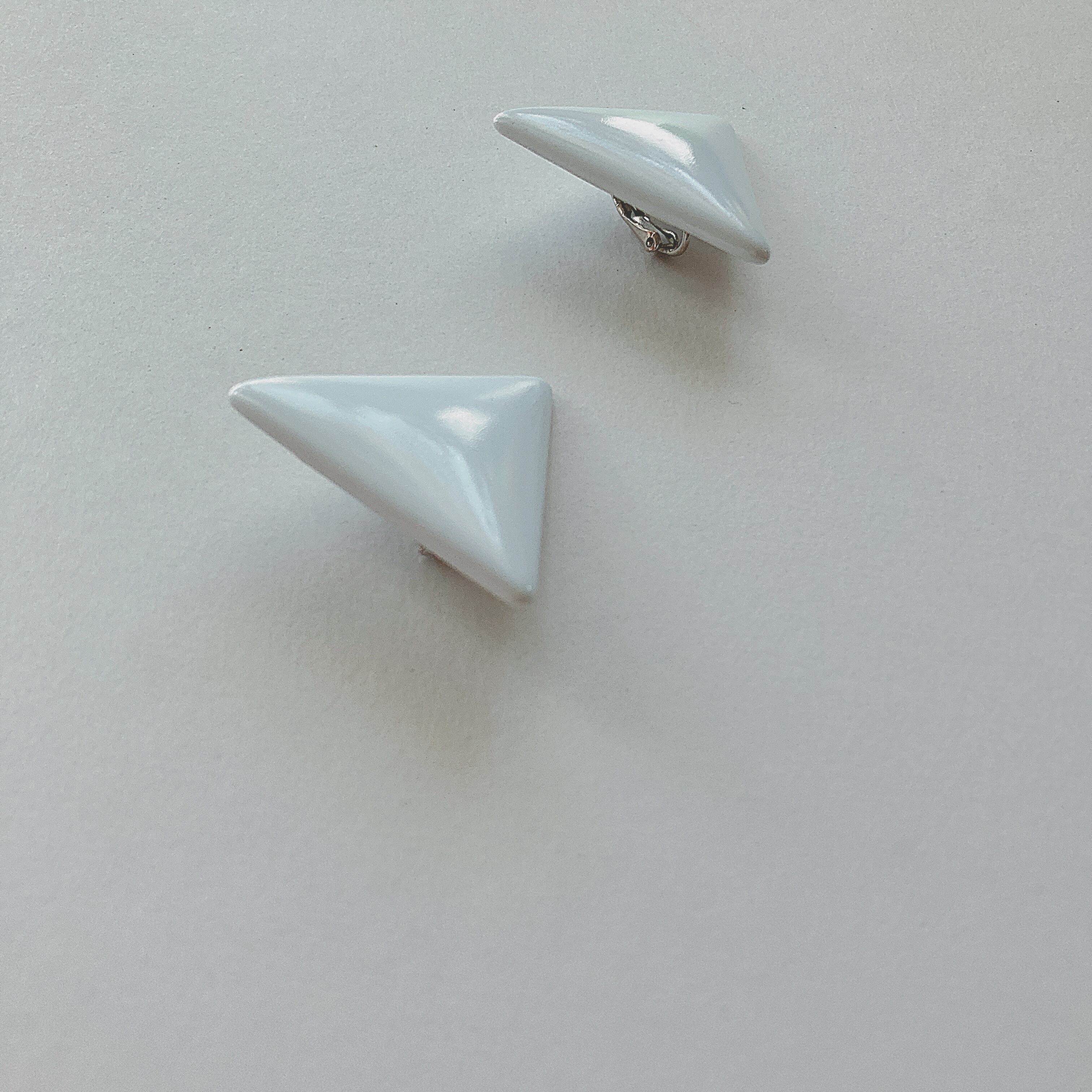 Vintage white plastic triangle earrings ヴィンテージ ホワイト