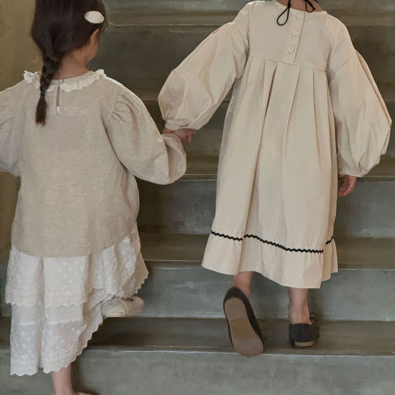 秋ベージュレースラウンドネックブラウス