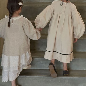 秋ベージュレースラウンドネックブラウス