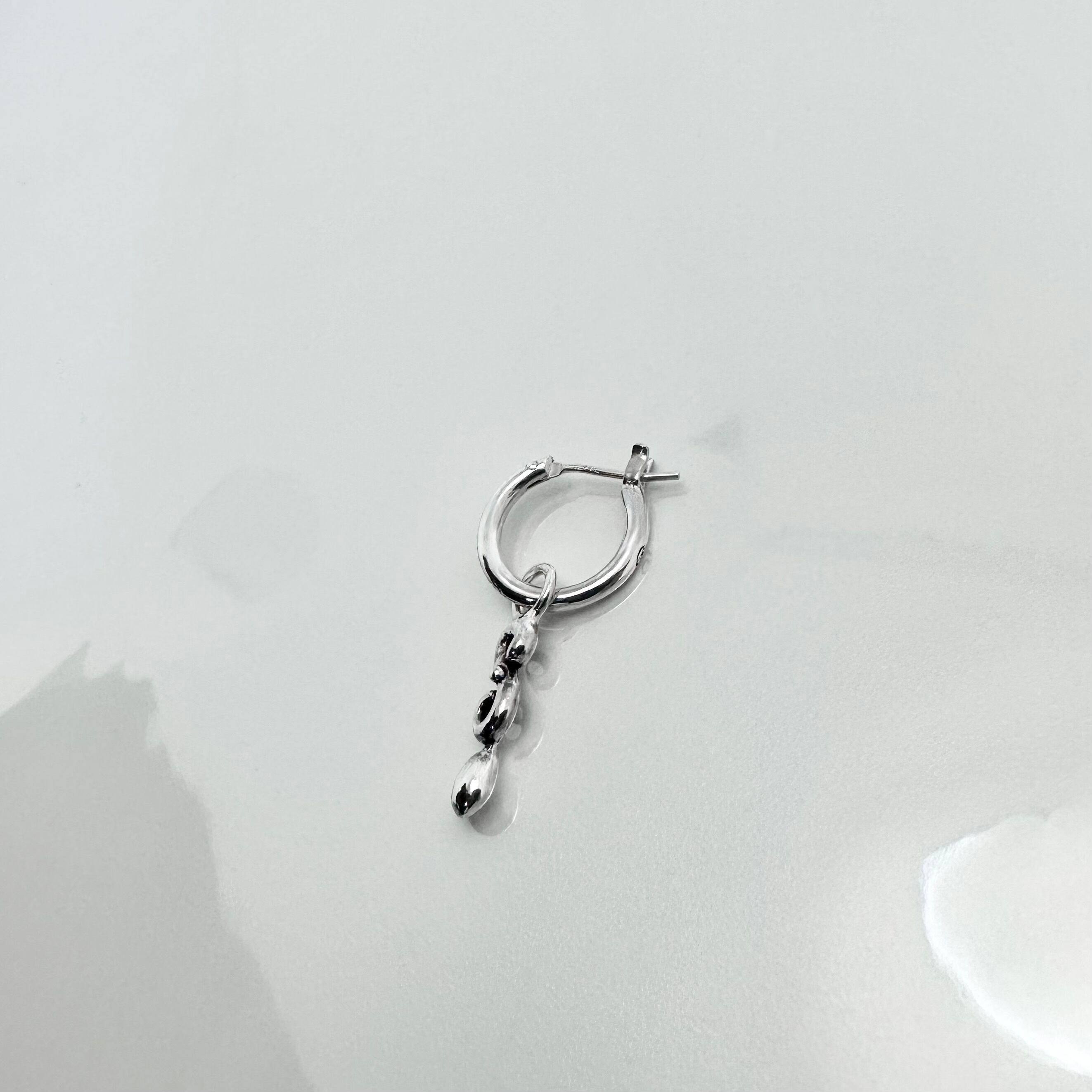 THIN HOOP raised by wolves with TEARDROP / シンフープピアス レイズド バイ ウルヴス ウィズティアドロップ | GODSIZE