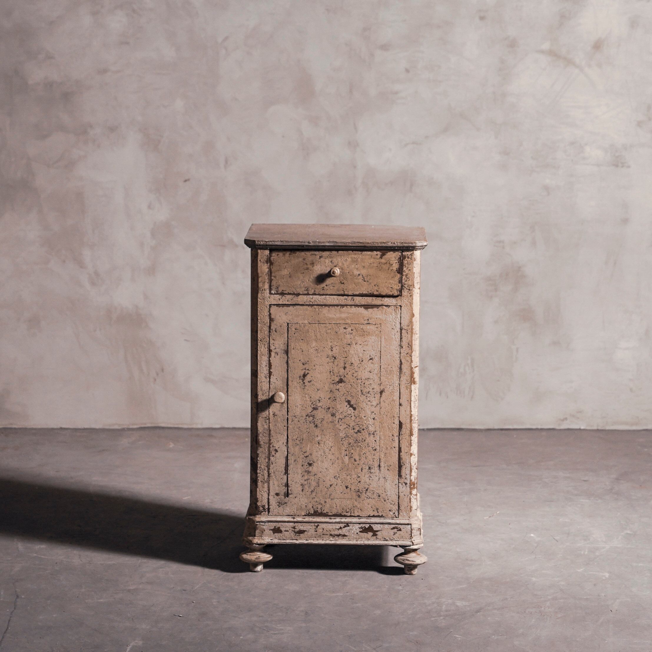 サイドチェスト/サイドテーブル/ナイトテーブル/アンティークテーブル/ディスプレイ/店舗什器