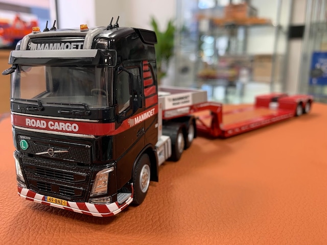 WSI　1/50　VOLVO FH4 GLOBETROTTER 6X2 TWINSTEER LOW LOADER | EURO - 2 AXLE  MAMMOET