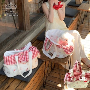 予約【№B06385】ギンガムチェック×メルヘン柄 キャリーバッグ チャーム付き 斜めがけ可(2サイズ) 予約【№B06385】ギンガムチェック×メルヘン柄 キャリーバッグ チャーム付き 斜めがけ可(2サイズ)