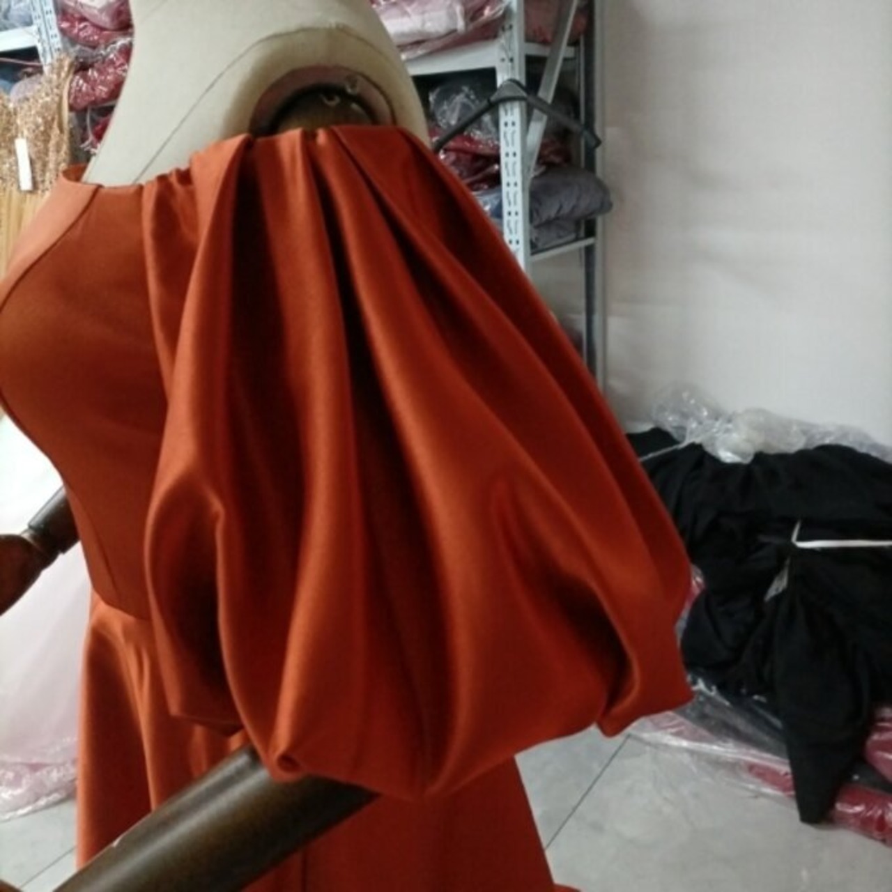 ミニマリズム テラコッタ色 パーティードレス 光沢サテン ワンピース  