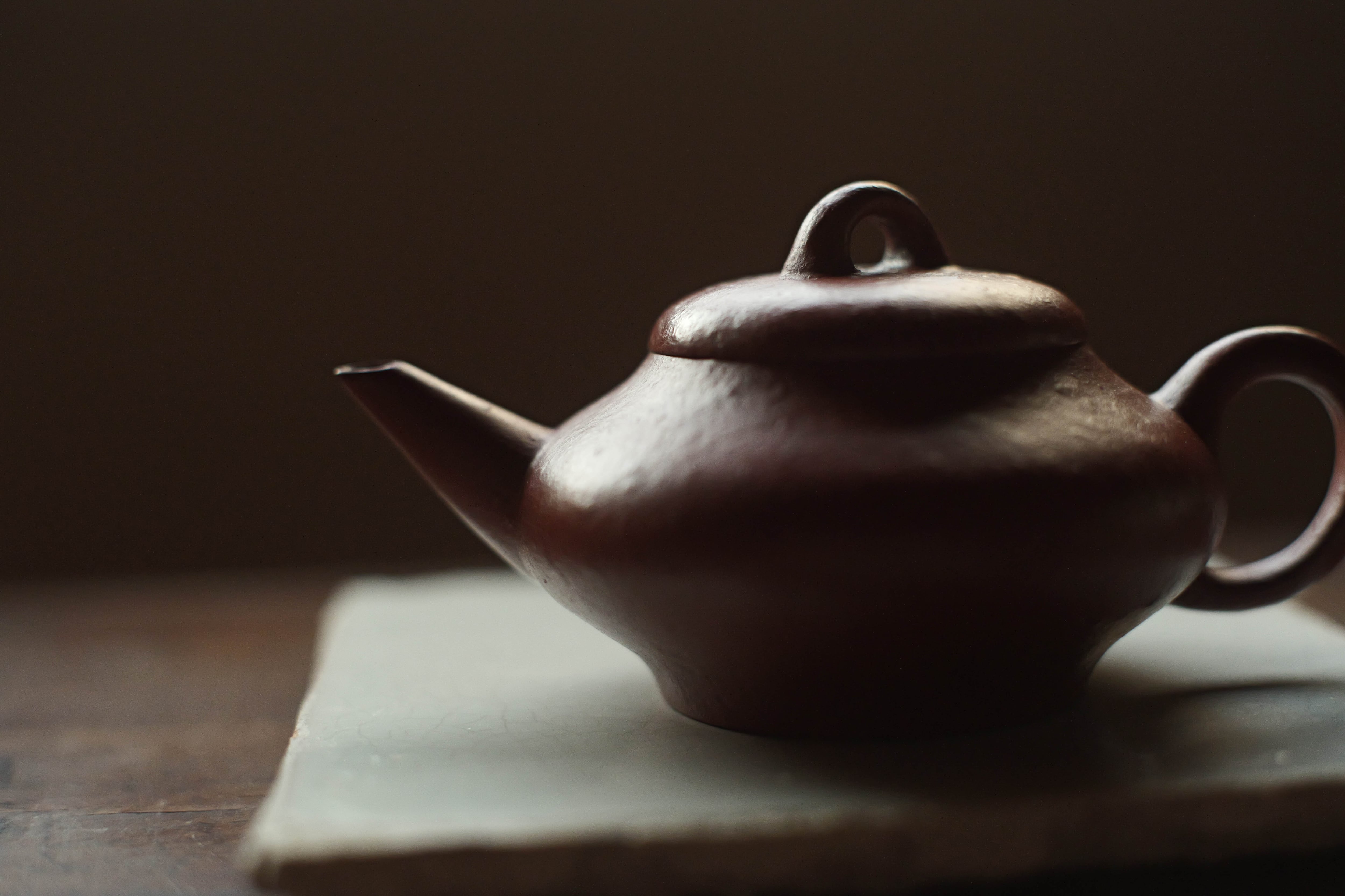 ヴィンテージ 宜興紫砂壺「寅春水平」（満水約140cc）・八目老朱泥